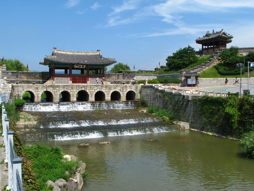 Очень живописно смотрится ручей, протекающий по территории крепости через ворота Хвахонмун